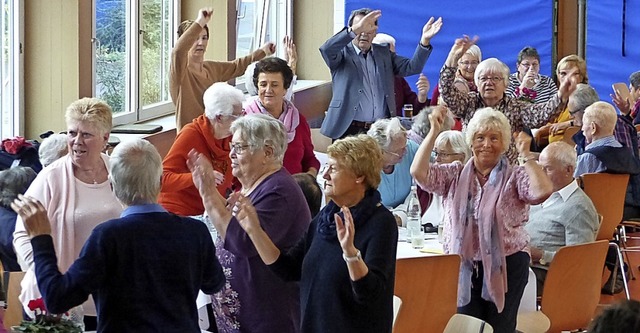 Mit der richtigen Musik kamen die  Senioren gerne in Bewegung.  | Foto: Claudia Bachmann-Goronzy
