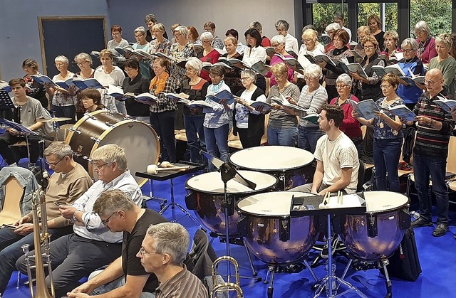 Bei der Probe: Das Blasorchester Lure und der Chor Chorilla   | Foto: Privat