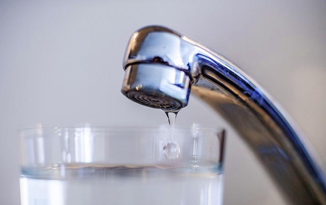 Frisch und klar, so sollte das Trinkwa...bungen im Wasser auf den Grund gehen.   | Foto: Lino Mirgeler (dpa)