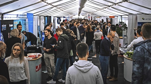 Die Messe expandiert mittlerweile in Zelte auf dem Campus.   | Foto: Felix Goral