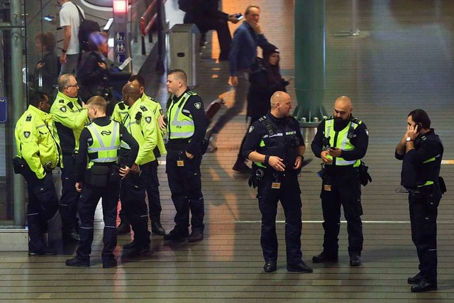 Die niederlndische Polizei steht am Flughafen Schiphol.  | Foto: Peter Dejong (dpa)