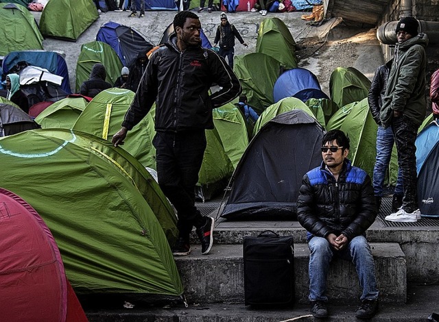 Migranten an der Porte de la Chapelle  | Foto: CHRISTOPHE ARCHAMBAULT