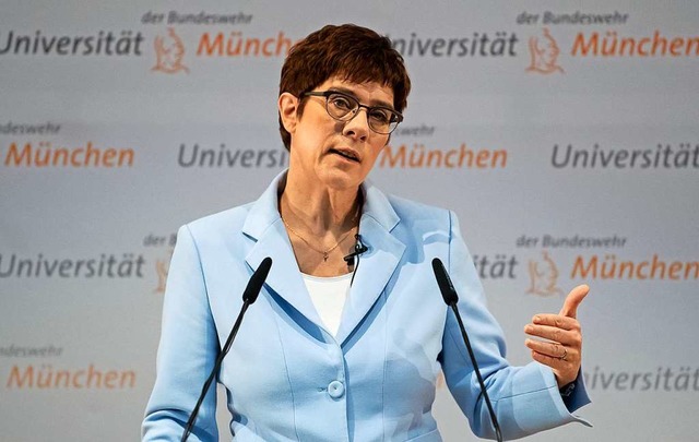 Annegret Kramp-Karrenbauer (CDU), Bund...ten an der Universitt der Bundeswehr.  | Foto: Sven Hoppe (dpa)