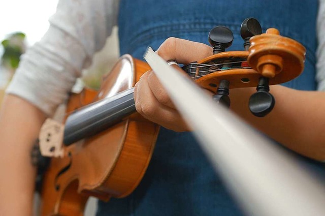 Auch Geige knnen die Kinder lernen (Symbolbild).  | Foto: Ingo Schneider