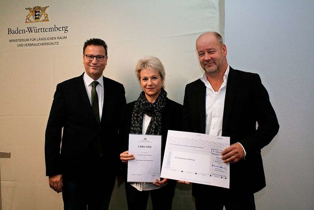 Peter Hauk, Minister fr Lndlichen Ra...it dem Tierschutzpreis des Landes aus.  | Foto: MLR