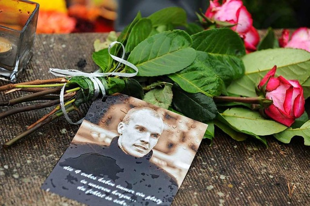 Die Nation war tief bewegt: Ein letzter Blumengru zum Abschied von Robert Enke  | Foto: Peter Steffen
