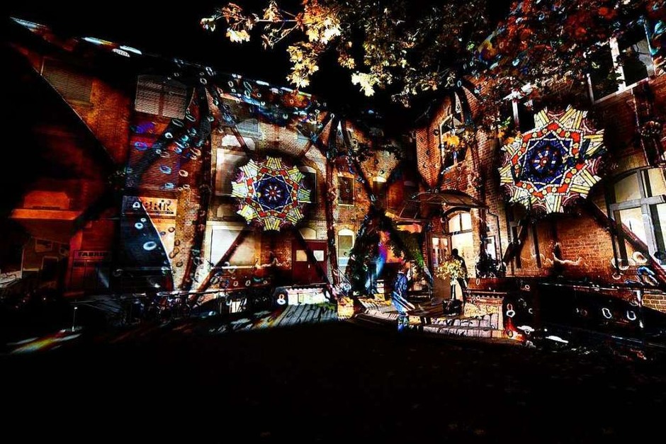 Lichtkunst von Tom Groll und Kuno Seltmann an den Wänden der Fabrik in der Habsburgerstraße (Foto: Thomas Kunz) Lichtkunst von Tom Groll und Kuno Seltmann an den Wänden der Fabrik in der Habsburgerstraße (Foto: Thomas Kunz)