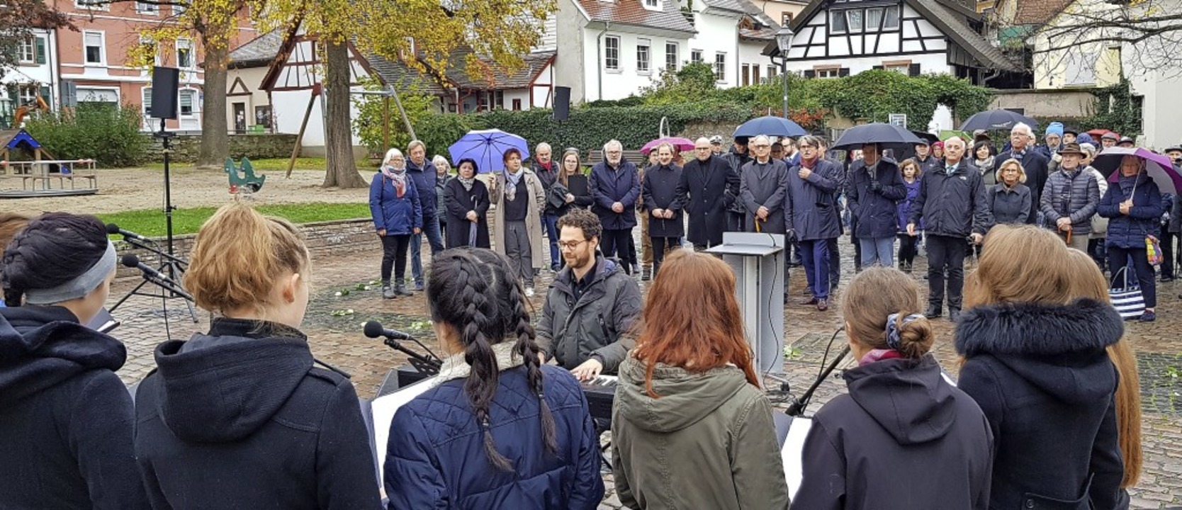 Ein Vokalensemble des Goethe-Gymnasium... die Gedenkfeier auf dem Schlossplatz.  | Foto: Gerhard Walser