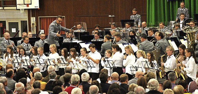 Gemeinsamer Auftritt:  Das Gebirgsmusi...it dem Herbolzheimer  Jugendorchester.  | Foto: Christiane Franz