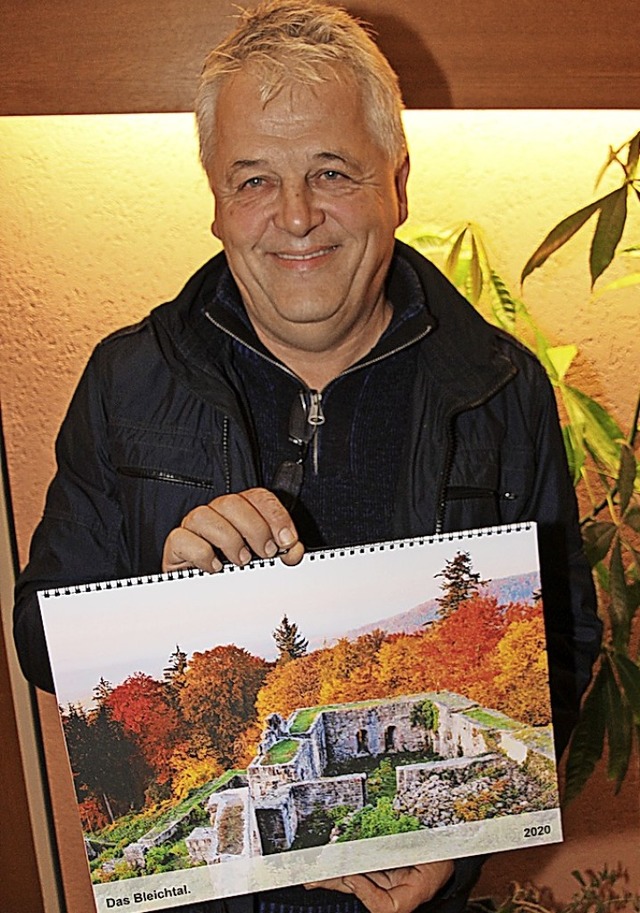 Pfarrer Botho Jenne und sein neuester Bleichtal-Fotokalender.  | Foto: Werner Schnabl