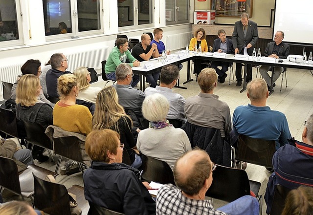 Viele Brger waren gekommen, um dem Ob Fragen zu stellen.   | Foto: Horatio Gollin