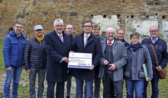 Fr die Sanierung der Stadtmauer an de... Ersten Beigeordneten Carsten Mller.   | Foto: Hans-Jochen Voigt