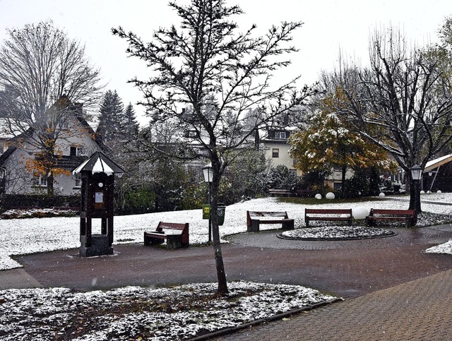 Am Freitag fielen die ersten Schneeflo...eler an den Straen der Gemeinde ein.   | Foto: Stefan Pichler