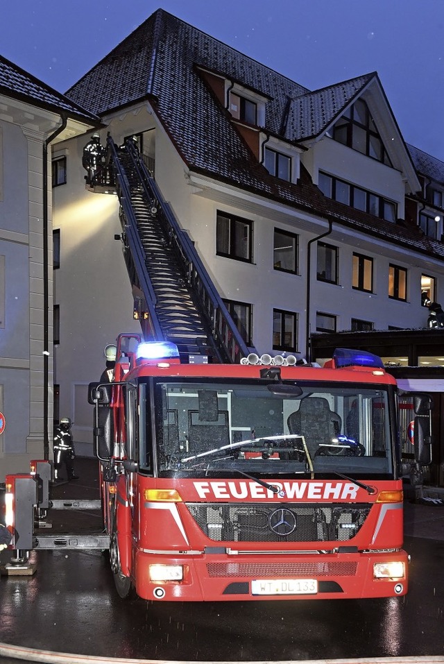 Hinter dem Rathaus und dem Sparkasseng...den Personen aus dem Gebude gerettet.  | Foto: Wolfgang Scheu