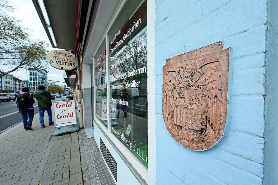 Am Mittwoch hing das Wappen noch am Haus am Friedrichring.  | Foto: Ingo Schneider