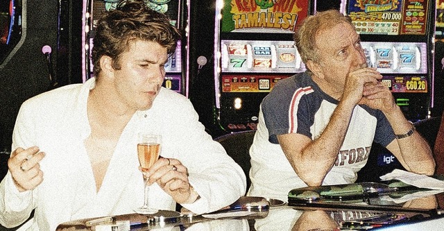 Faber (links): auf ein Glas Champagner in der Spielhalle  | Foto: Peter Kaaden