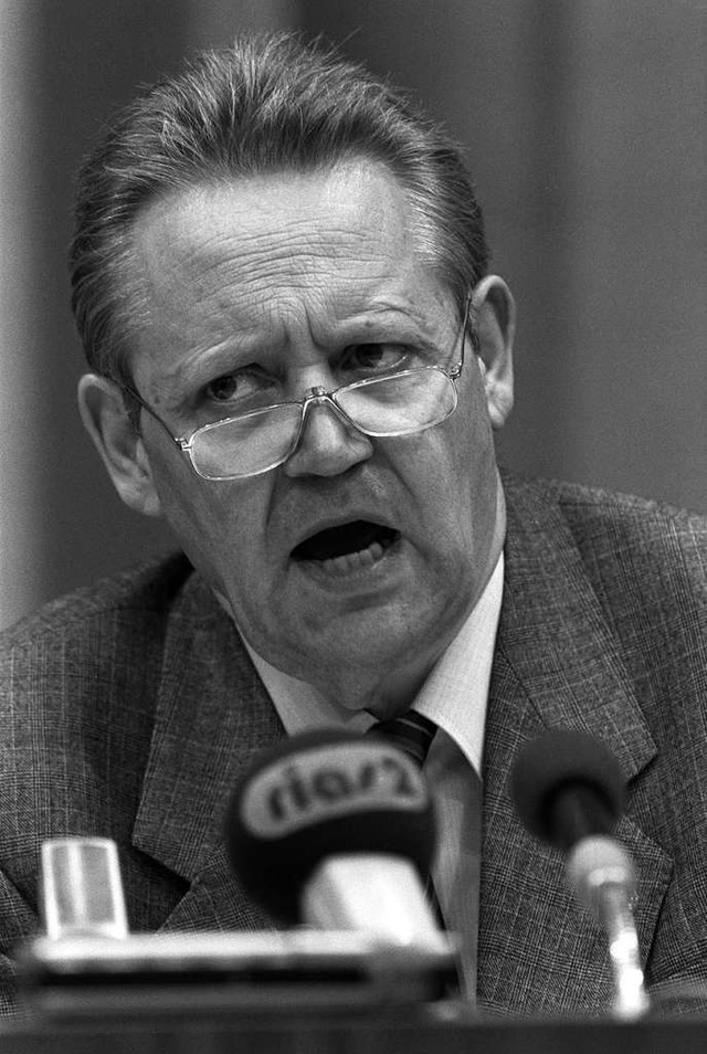 DDR-Regierungssprecher  Schabowski am 9. November 1989 kurz vor 19 Uhr  | Foto: A0009 dpa