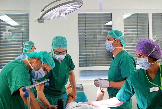 Hier laufen die Vorbereitungen fr eine Operation an einem Knie.  | Foto: Louis Gro