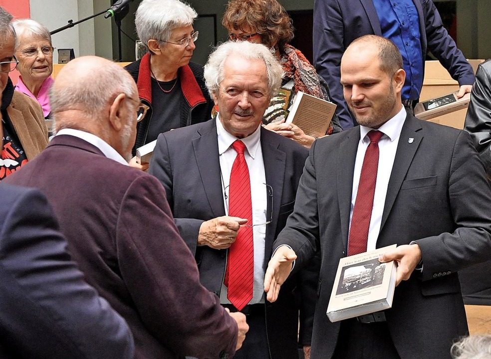 Wolfram Wette (Mitte) und Oberbrgerme...m Geschwister-Scholl-Gymnasium Bcher.  | Foto: Klaus Riexinger