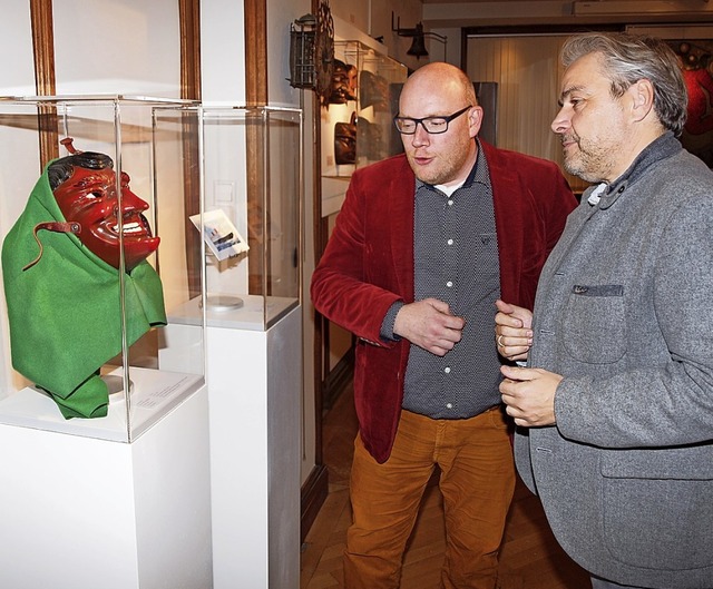 Die Organisatoren des Symposiums Phili...ang Koch vor einer Leihgabe aus Basel.  | Foto: Michael Haberer