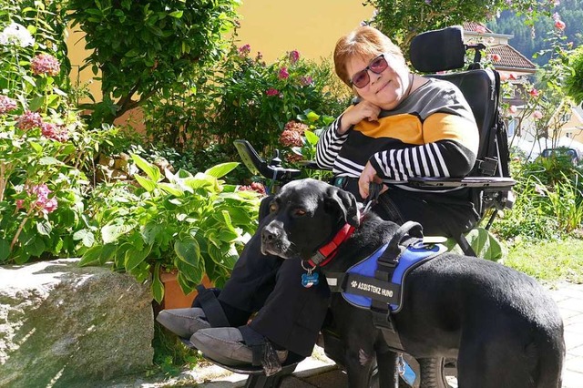 Birgit Wilhelm mit ihrem Assistenzhund Paige  | Foto: Sarah Trinler