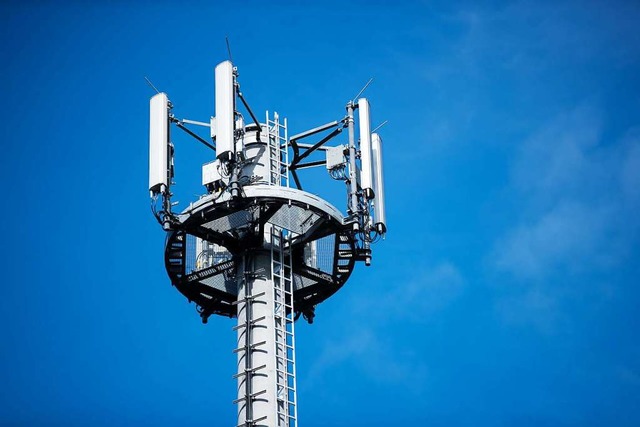 Die quadratischen 5G-Sendeantennen sind kleiner als die herkmmlichen Anlagen.  | Foto: Jens Bttner