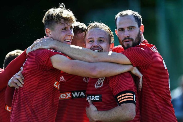 FFC-Spieler nach dem Sieg im Pokal ber Teningen   | Foto: Patrick Seeger