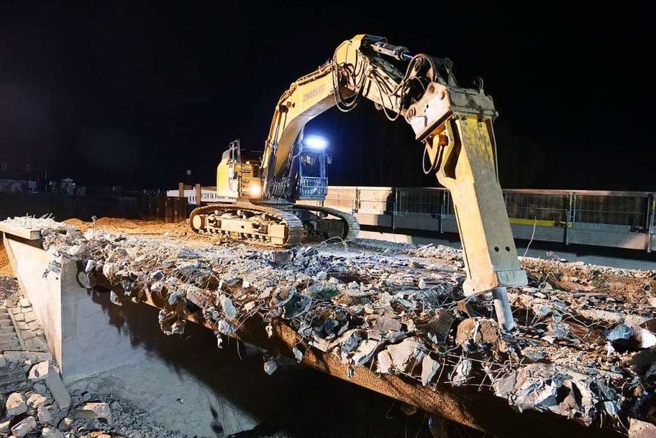Beim Brückenabriss mussten 1500 Tonnen Stahlbeton in transportable Stücke zerlegt werden. (Foto: Patrick Kerber) Beim Brückenabriss mussten 1500 Tonnen Stahlbeton in transportable Stücke zerlegt werden. (Foto: Patrick Kerber)