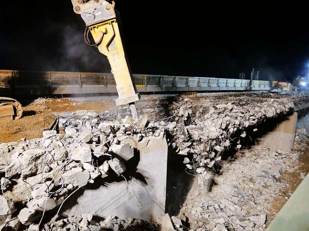 Beim Brckenabriss mussten 1500 Tonnen Stahlbeton in transportable Stcke zerlegt werden.