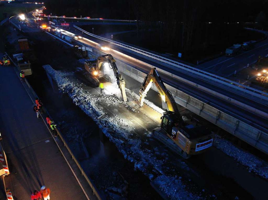 Beim Brckenabriss mussten 1500 Tonnen Stahlbeton in transportable Stcke zerlegt werden.