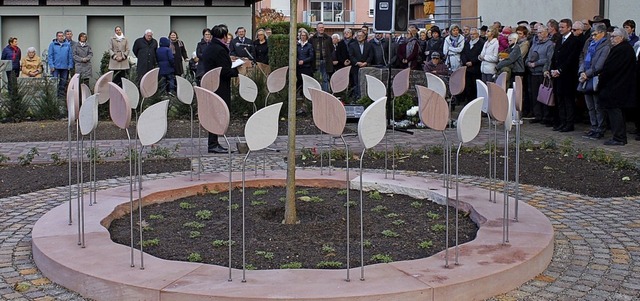 Der Urnengarten auf dem Friedhof bei der Einweihung vor einem Jahr.   | Foto: Adelbert Mutz