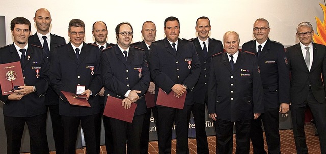 Zahlreiche Feuerwehrmnner wurden von ...st Stefan Weber (Dritter von rechts).   | Foto: Volker Mnch