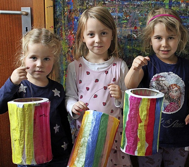 Auch Emma, Mila und Clara haben im Kindergarten Laternen gebastelt.  | Foto: Annika Sindlinger