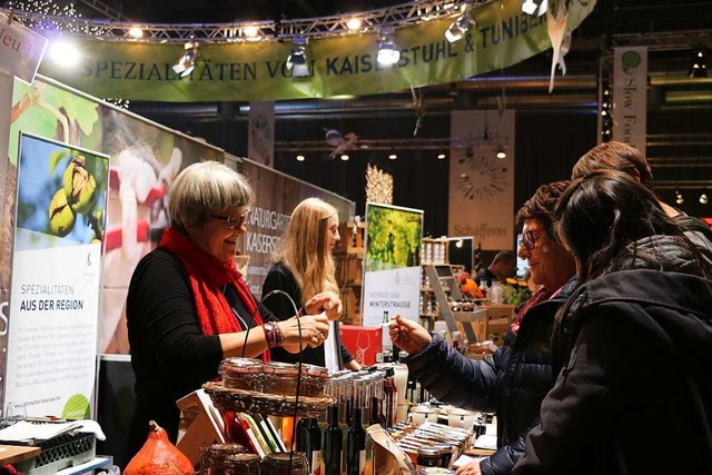 Am kreisrunden Messestand von Naturgar...etten ihre le, Essige und Aufstriche.  | Foto: Claudia Mller