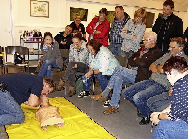 Mit Defibrillator und Herzdruckmassage...t Herzkammerflimmern gerettet werden.   | Foto: Gudrun Gehr