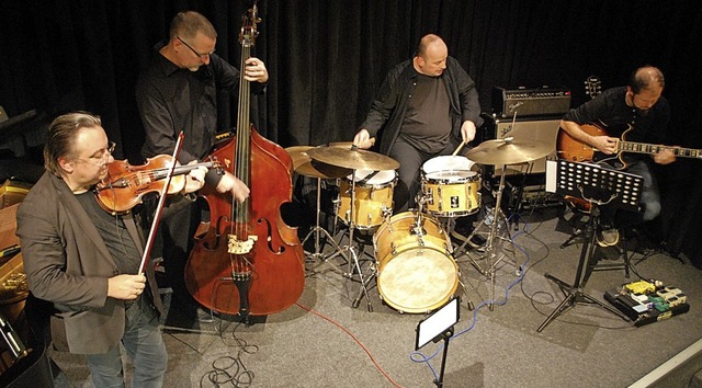 Adam Taubitz, Dominik Schrmann, Uli N...ian Dietkron (von links) im Jazztone.   | Foto: Thomas Loisl Mink