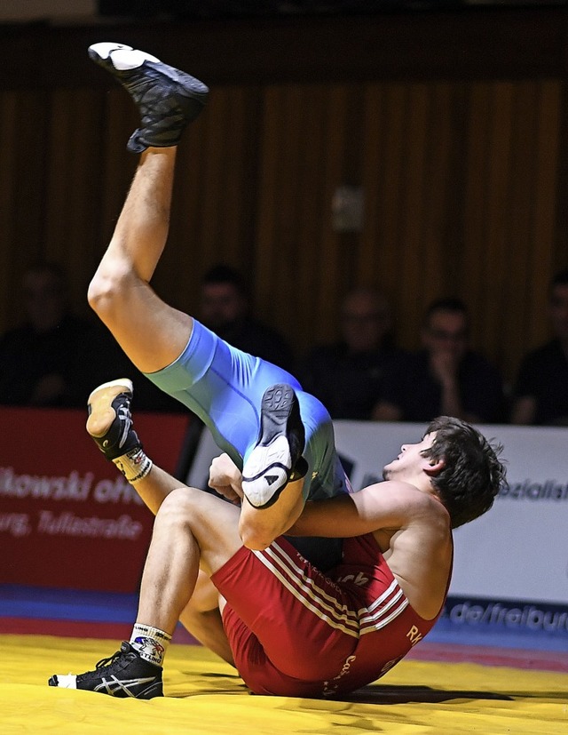 Und hoch das Bein:  RKG-Ringer Mihail ...inem klaren Sieg gegen Robin Schrck    | Foto: Patrick Seeger