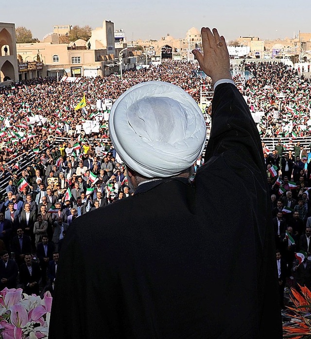 Prsident Ruhani verteidigt am Sonntag...ngern in Yazd den Bruch das Abkommens.  | Foto: HO (AFP)