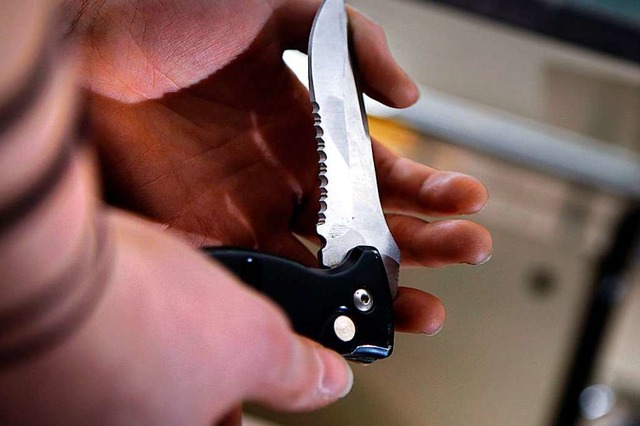 Mit einem Messer ist dem 20-Jhrigen ins Bein gestochen worden (Symbol).  | Foto: Oliver Berg