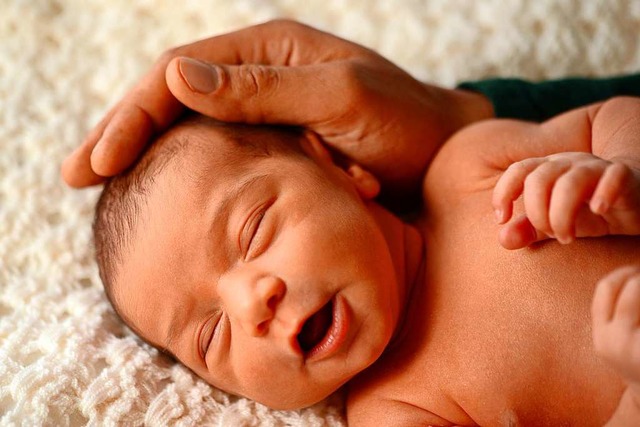 Nicht nur fr  Neugeborene ist das Erf...n krperlicher Nahe berlebenswichtig.  | Foto: VRD  (stock.adobe.com)
