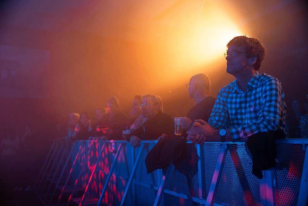 Das Publikum verbringt einen gediegenen Abend beim Rolling-Stone-Park-Festival.  | Foto: Stefan Hipp