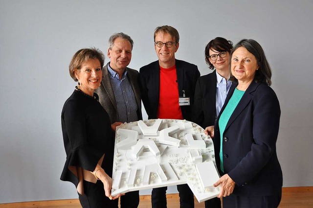 Marion Dammann, Thorsten Stolpe, Armin...on links) mit einem Modell des Campus.  | Foto: Daniel Gramespacher
