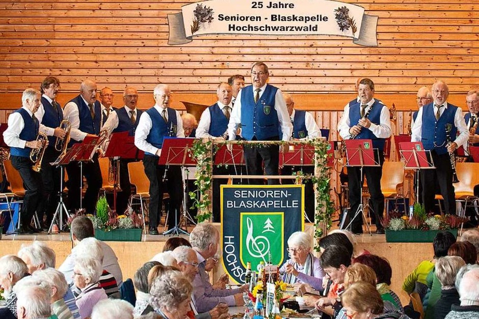 25 Jahre Seniorenblaskapelle Hochschwarzwald. Ein grosses Fest in der Hochfirsthalle in Lenzkirch-Kappel mit viel Musik und Tanz. Die Halle war vollbesetzt. (Foto: Wolfgang Scheu) 25 Jahre Seniorenblaskapelle Hochschwarzwald. Ein grosses Fest in der Hochfirsthalle in Lenzkirch-Kappel mit viel Musik und Tanz. Die Halle war vollbesetzt. (Foto: Wolfgang Scheu)