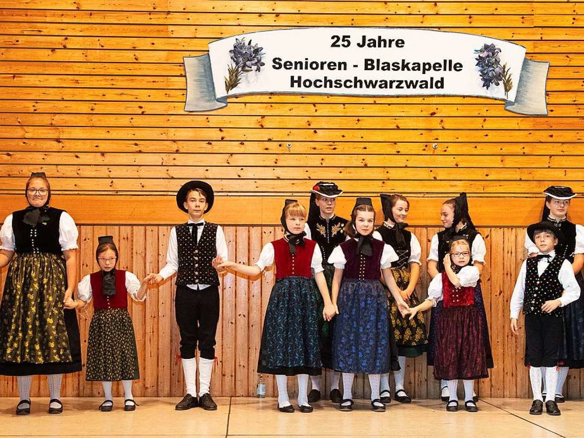 Die Kinder- und Jugendtanzgruppe vom Heimatverein Kappel gratulierte mit flotten Tnzen.
