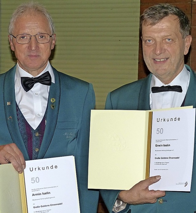 Armin Iselin und Erwin Iselin wurden fr 50 Jahre aktives Musizieren geehrt.  | Foto: Aribert Rssel