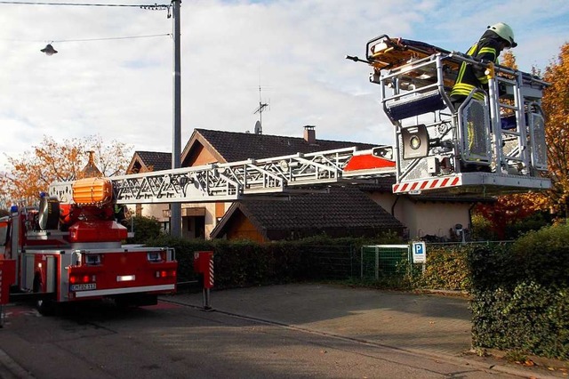 Mit einer Drehleiter konnte die Feuerw...s Mehrfamilienhauses abtransportieren.  | Foto: Feuerwehr Denzlingen