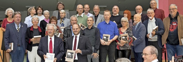 Herausgeber Wolfram Wette (links) und ... Buches ber Waldkirch in der NS-Zeit.  | Foto: Helmut Rothermel