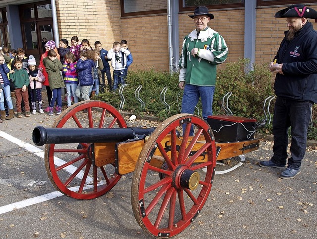 Die Buurefasnachtsgesellschaft Hauinge... Dirk Bender (rechts) dabei begleitet.  | Foto: Paul Schleer