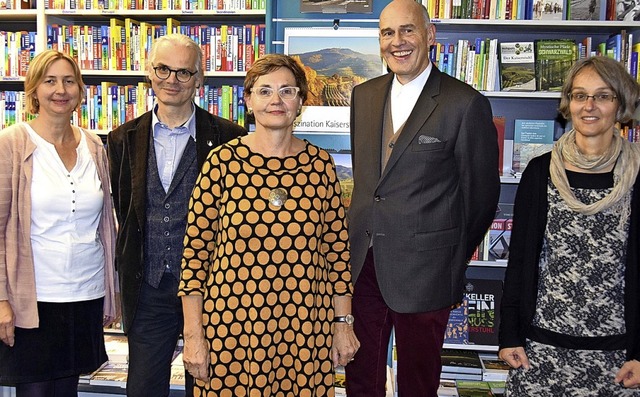 Die Inhaberinnen Sabine Schweitzer  un...ige Bestehen der Neutor-Buchhandlung.   | Foto: Kai Kricheldorff