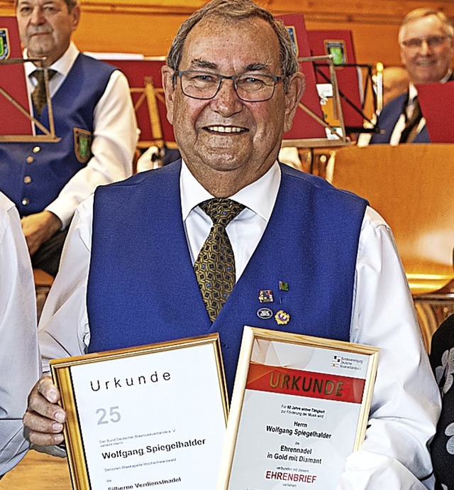 Dirigent  Wolfgang Spiegelhalter ist s...uch  Dirigent der Seniorenblaskapelle.  | Foto: Wolfgang Scheu